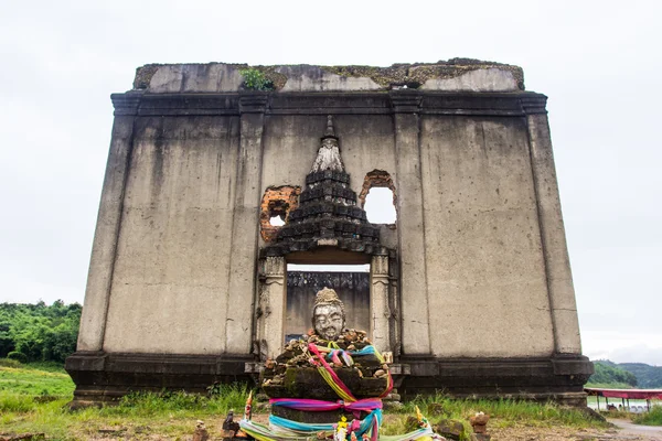 Templo que se hunde y río Songkaria con bluesky —  Fotos de Stock