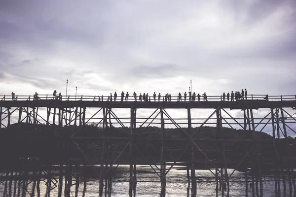 Imagem vintage de silhueta de madeira Mon Bridge, Sangkhla Buri, Kan — Fotografia de Stock