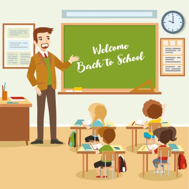 Sınıfta öğrencileri olan erkek öğretmen