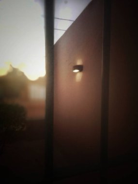 Şafak ışığa karşı şehrin caddesinde