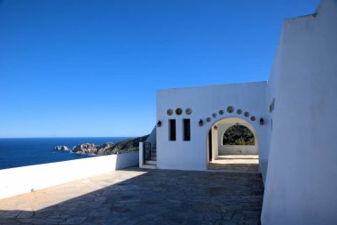 Skiathos Adası, Yunanistan, beyaz geleneksel ada kilisesi, modern mimari, Agios Alexandros.
