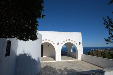 Skiathos Adası, Yunanistan, beyaz geleneksel ada kilisesi, modern mimari, Agios Alexandros.