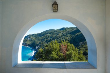 Skiathos Adası, Yunanistan, beyaz geleneksel ada kilisesi, modern mimari, Agios Alexandros.