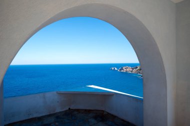 Skiathos Adası, Yunanistan, beyaz geleneksel ada kilisesi, modern mimari, Agios Alexandros.