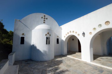 Skiathos Adası, Yunanistan, beyaz geleneksel ada kilisesi, modern mimari, Agios Alexandros.