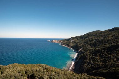 Skiathos Adası, Yunanistan, beyaz geleneksel ada kilisesi, modern mimari, Agios Alexandros.