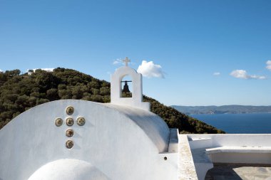 Skiathos Adası, Yunanistan, beyaz geleneksel ada kilisesi, modern mimari, Agios Alexandros.