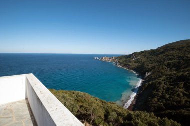 Skiathos Adası, Yunanistan, beyaz geleneksel ada kilisesi, modern mimari, Agios Alexandros.