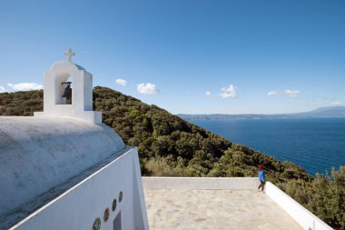 Skiathos Adası, Yunanistan, beyaz geleneksel ada kilisesi, modern mimari, Agios Alexandros.