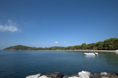 Skiathos, Yunanistan, 9 / 20 / 2020: Yunanistan 'ın Skiathos adasındaki Koukounaries plajının güzel kumlu plajı 