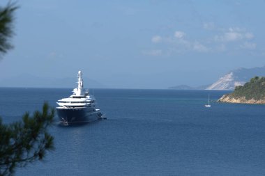 Skiathos, Yunanistan, 9 / 20 / 2020: Yunanistan 'ın Skiathos adasındaki Koukounaries plajının güzel kumlu plajı 