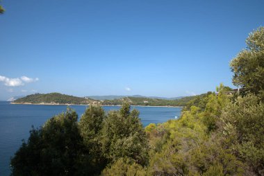Skiathos, Yunanistan, 9 / 20 / 2020: Yunanistan 'ın Skiathos adasındaki Koukounaries plajının güzel kumlu plajı 