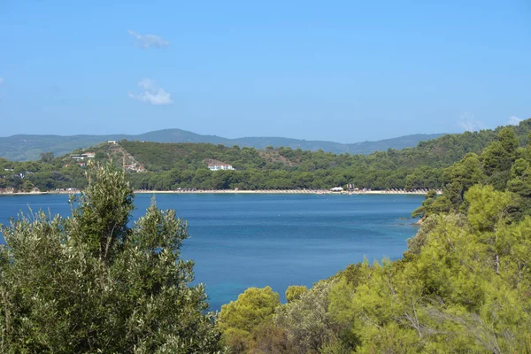 Skiathos, Yunanistan, 9 / 20 / 2020: Yunanistan 'ın Skiathos adasındaki Koukounaries plajının güzel kumlu plajı 