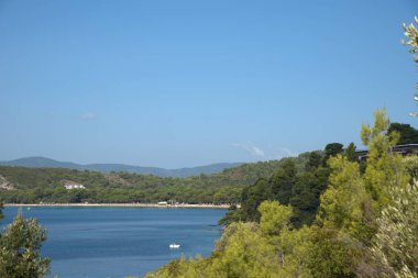 Skiathos, Yunanistan, 9 / 20 / 2020: Yunanistan 'ın Skiathos adasındaki Koukounaries plajının güzel kumlu plajı 