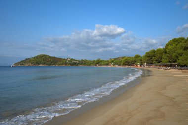 Skiathos, Yunanistan, 9 / 20 / 2020: Yunanistan 'ın Skiathos adasındaki Koukounaries plajının güzel kumlu plajı 