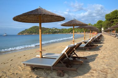 Skiathos, Yunanistan, 9 / 20 / 2020: Yunanistan 'ın Skiathos adasındaki Koukounaries plajının güzel kumlu plajı 