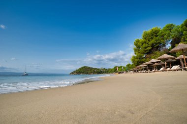 Koukounaries plajı, Skiathos adası, Yunanistan. Dünyanın her yerinde ünlü egzotik plaj.