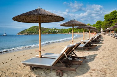 Koukounaries plajı, Skiathos adası, Yunanistan. Dünyanın her yerinde ünlü egzotik plaj.