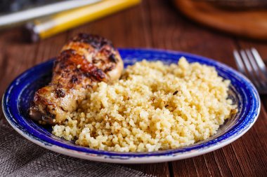 Kavrulmuş Tavuk budu ile ev yapımı kuskus