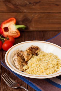 Otlar ile ızgara fileto ile ev yapımı kuskus