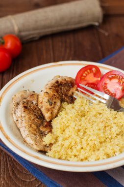 Otlar ile ızgara fileto ile ev yapımı kuskus