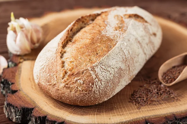 Frisches ungesäuertes Brot mit Kleie — Stockfoto