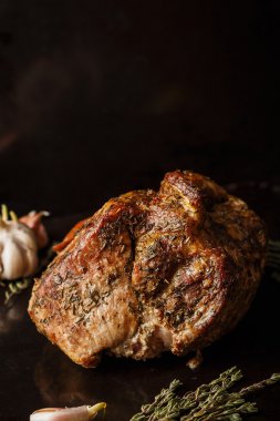 Otlar ile pişmiş domuz