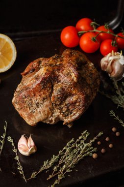 Otlar ile pişmiş domuz