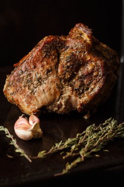 Otlar ile pişmiş domuz