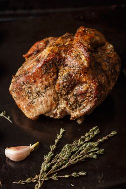 Otlar ile pişmiş domuz