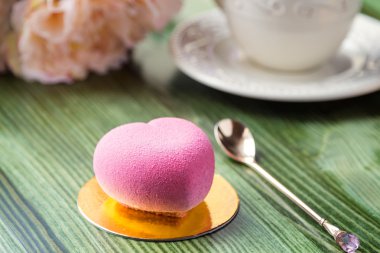 Pastanın pembe çikolata kadife içinde Fransız mousse