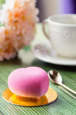 Pastanın pembe çikolata kadife içinde Fransız mousse