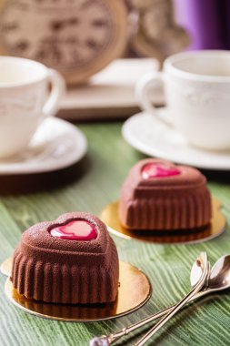 Fransız kalp Mousse Kek şeklinde ile çikolata kadife kaplı