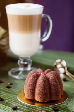 Fransız mousse kek ile çikolata kadife kaplı