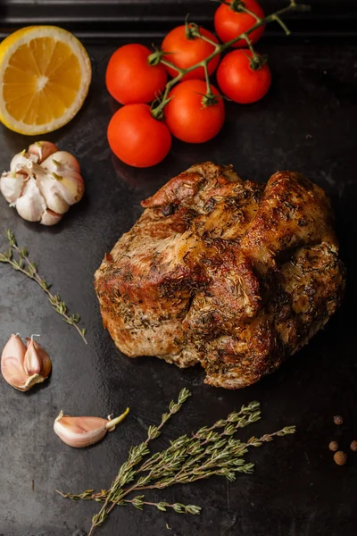 Cerdo al horno con hierbas — Foto de Stock