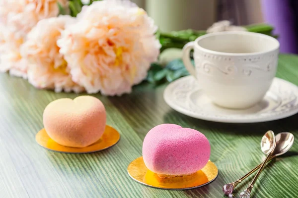 Französischer Moussekuchen in rosa Schokoladenvelour — Stockfoto