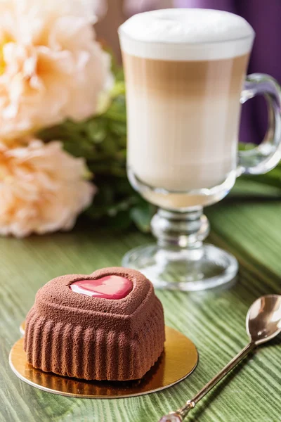 फ्रांसीसी दिल आकार के माउस केक चॉकलेट वेलोर से ढके हुए — स्टॉक फ़ोटो, इमेज