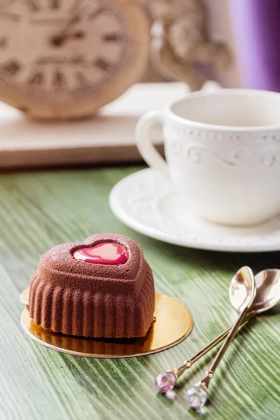 Gâteau mousse en forme de coeur français recouvert de velours chocolat — Photo