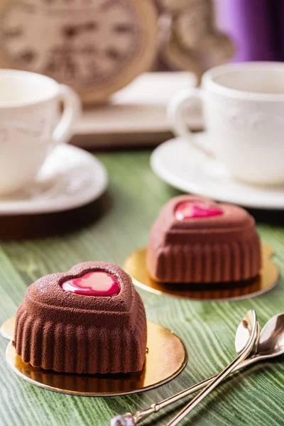 Gâteau mousse en forme de coeur français recouvert de velours chocolat — Photo