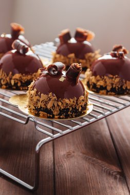 Fransız mousse kek çikolata sır ile kaplı