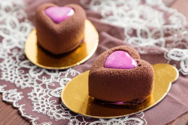 Kalp şeklinde çikolata mousse kek
