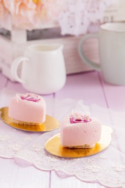Pastel pembe çikolata mousse kek kalp şeklinde