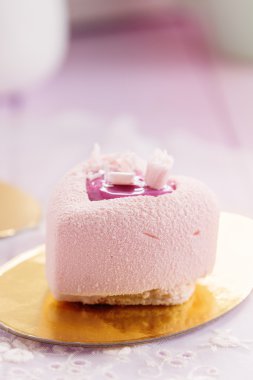 Pastel pembe çikolata mousse kek kalp şeklinde