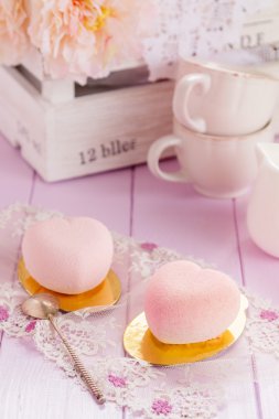 Pastel pembe çikolata mousse kek kalp şeklinde