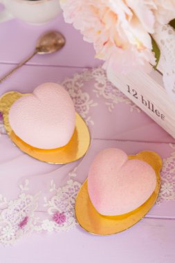 Pastel pembe çikolata mousse kek kalp şeklinde