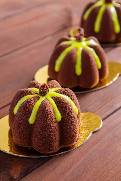चॉकलेट वेलरसह झाकलेले फ्रेंच केक — स्टॉक फोटो, इमेज