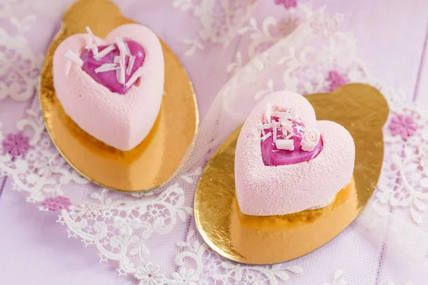 Heart shaped pastel pink chocolate mousse cakes — Stock Photo, Image