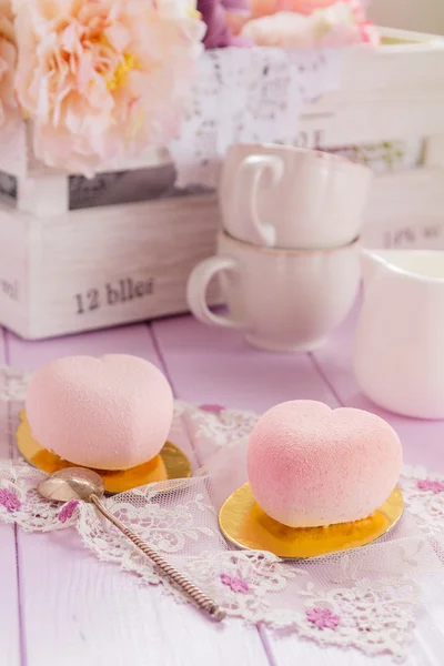 Herzförmige Pastell rosa Schokoladenmoussekuchen — Stockfoto