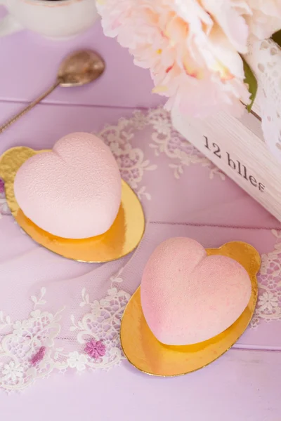 Heart shaped pastel pink chocolate mousse cakes — Stock Photo, Image