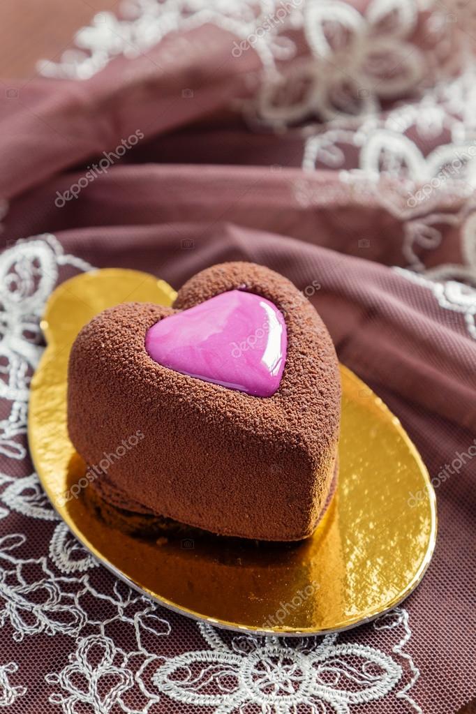 Kalp şeklinde çikolata mousse kek Stok fotoğrafçılık ©TorriPhoto